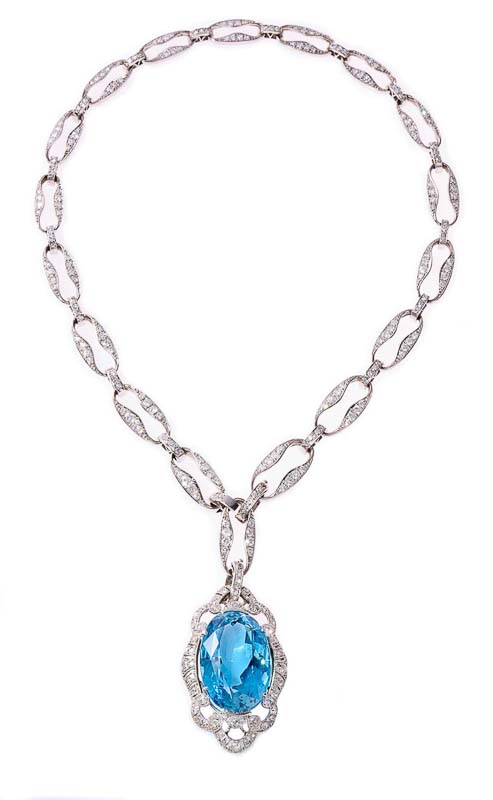 18 ct WG. Pendant set in the centre with 1 gr. oval faceted aquamarine